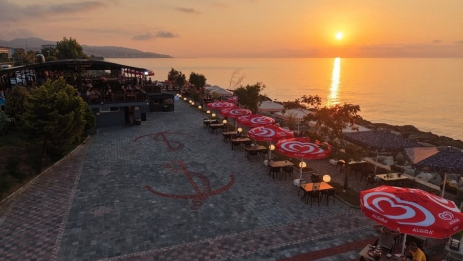 Ardeşen Belediyesi Sahil Çay Bahçesini Yeniden Düzenledi