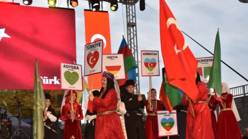 Rize, Pazar'da 15. Uluslararası Tulum ve Halk Dansları Festivali coşkuyla tamamlandı