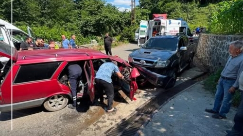 Fındıklı'da İki Otomobil Çarpıştı: 2 Kişi Yaralandı