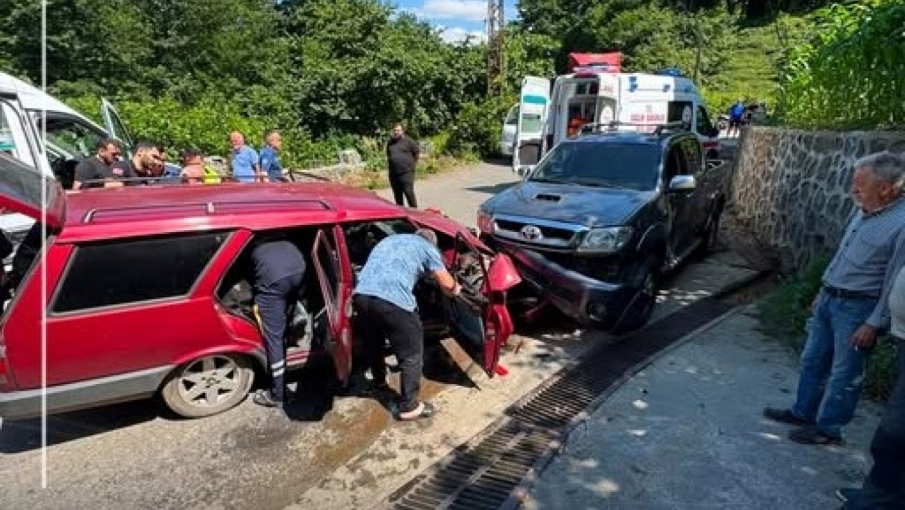 Fındıklı'da İki Otomobil Çarpıştı: 2 Kişi Yaralandı