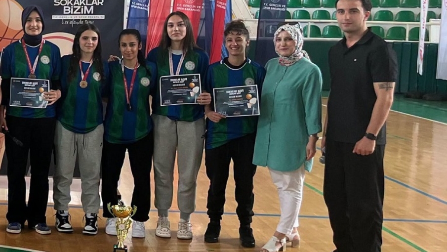 Rize Kız Basketbol Takımı Bölge Şampiyonu: Türkiye Finalleri’ne Yolculuk Başlıyor!