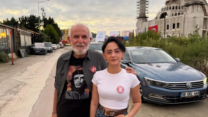 Rize’de “Gazetecilik Suç Değildir” rozeti taşıyan iki gazeteci tören alanına alınmadı