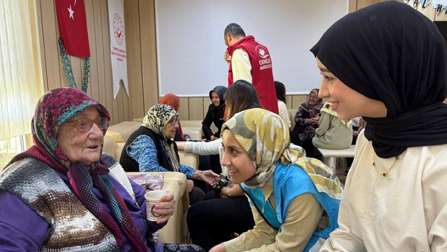 KYK ÖĞRENCİLERİNDEN HUZUREVİNE ANLAMLI ZİYARET