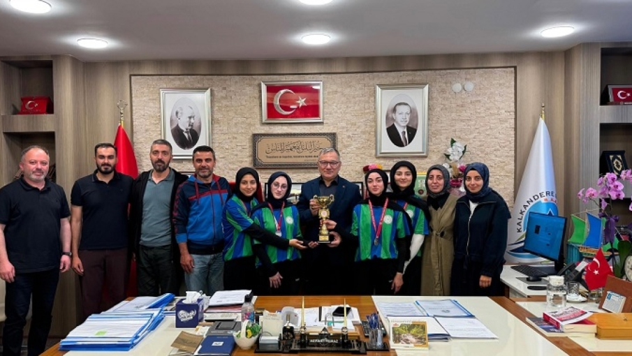 Kalkandere’nin Gururu Şampiyon Kızlar Başkan Yılmaz’la Buluştu