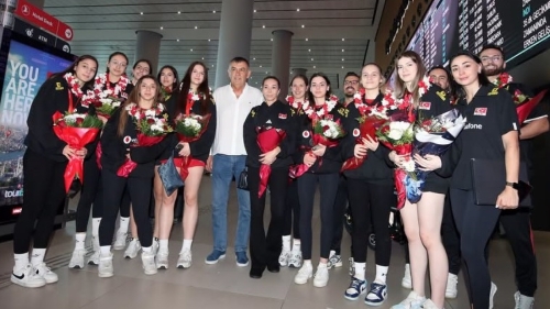 Dünya İkincisi U17 Kız Milli Takımımıza Coşkulu Karşılama