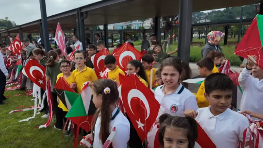 "Uçurtmalar Vurulmasın, Gökyüzü Çocuklara Kalsın"
